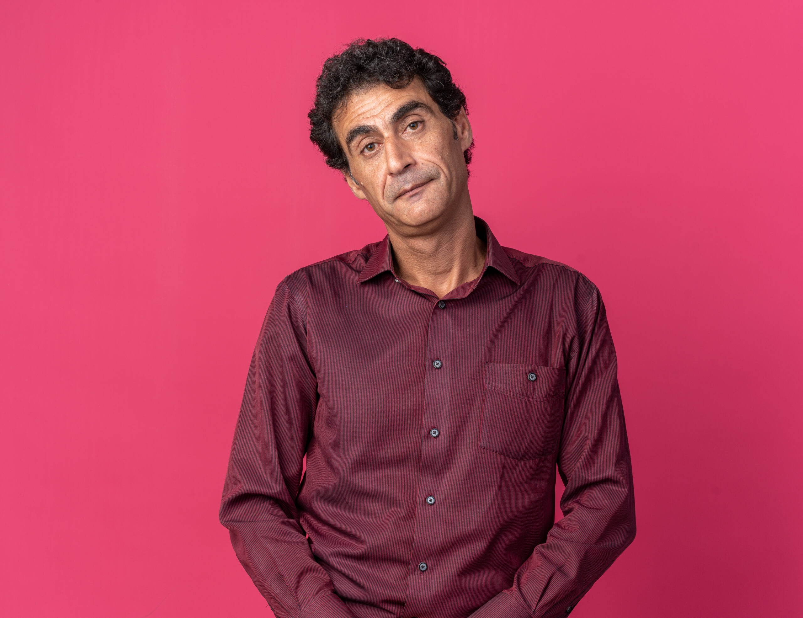 senior man in purple shirt looking at camera with sad expression on face standing over pink background SSUCv3H4sIAAAAAAAACpyRwW7DIAyG75P2DhHnRgohTdq+SrWDIaxBpVAB6TRVffcZCBXn3fBn+7d/8/z8aBrCwStBTs0zRhgrrVcfHARlDeJut3EnzSxdTR6OjV0N5KyCdQp0DTkEsRi4SYRm1TriV0oSHyCsXvo4fUMCgrygRoZvibziOcdNSaQkdmCKkF3F/MoTKyiL/6szP76KG7hII37TwpURJ7WEbOScS8n1J0h3q63BOitbuXpYAToWsErp7pRQ5lK12bCks5c2YVcTXFzhvTnR1t6B63jib9SUhS/gPZbPhVeDBH6yvVVzjA3JwKZKZvyJGFLW74dh6rojmw49o0e6FeTfWxTqpHWKEMbiqubauoobkHHkQsKBtSNA3w5AaQucj+1ejGyaOtrTrsfDv/4AAAD//wMAKp59NZgCAAA=